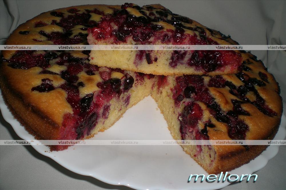 Пирог из слоеного теста с ягодами и фруктами