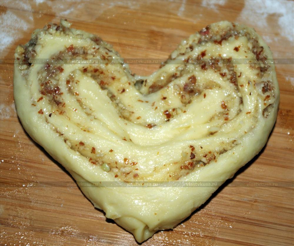 Плюшки-сердечки на дрожжевом тесте – пошаговый рецепт приготовления с фото